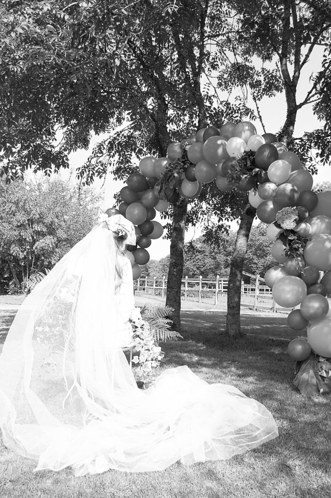 arche-noir-blanc-mariee