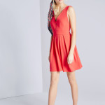 Robe courte rouge avec dos ouvert sur Claudie Pierlot