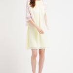 Robe courte jaune pâle sur Zalando