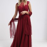 Robe longue de couleur bordeaux sur Zalando
