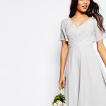 Robe bleue pastel mi-longue plissée avec dentelle