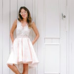 Robe courte rose pâle et blanche avec broderie créée par Rime Arodaky