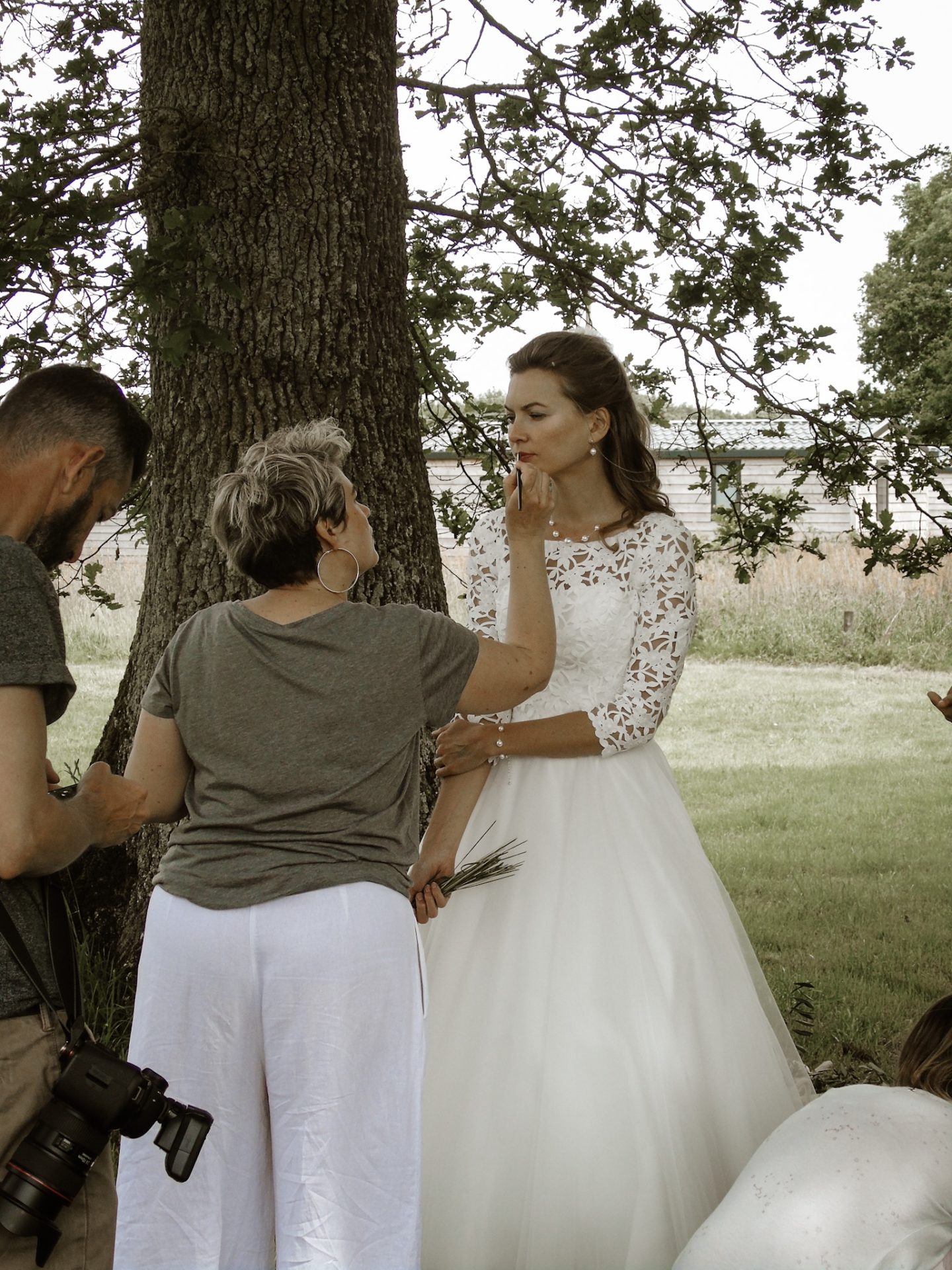 le wedding magazine - francisco reli et eglantine backstage robe de mariee