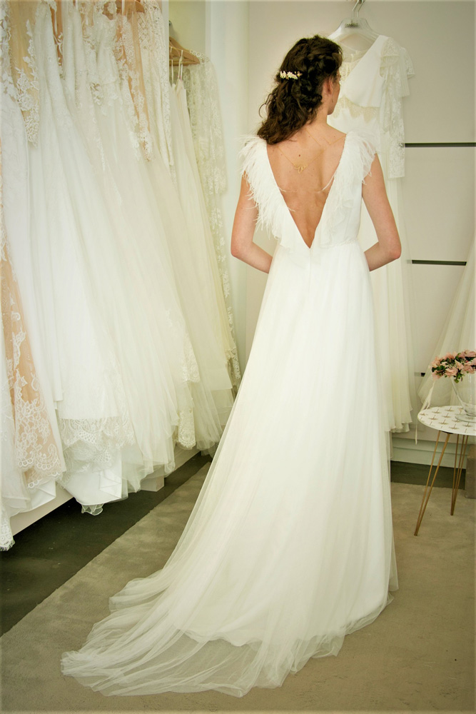 Robe de mariée dos nu avec des plumes