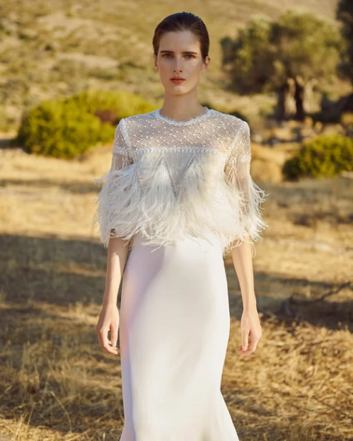 Robe de mariée avec des plumes
