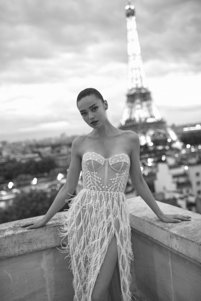 Robe de mariée bustier avec des plumes