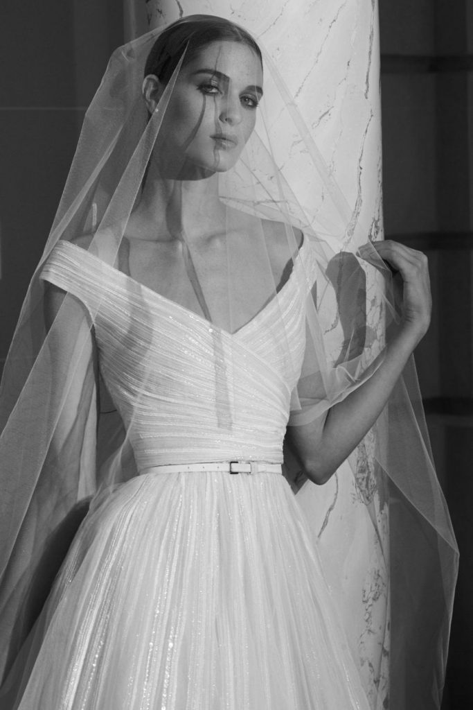 Robe de mariée moderne avec ceinture