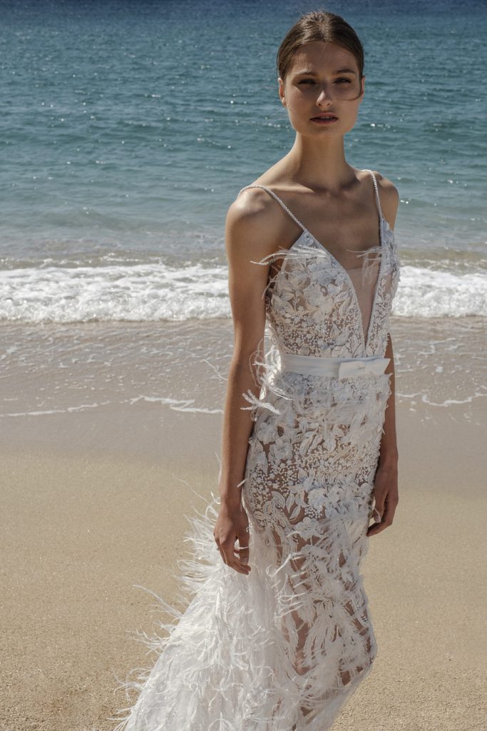 Robe de mariée avec des plumes