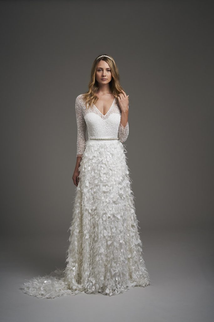 Robe de mariée avec des plumes