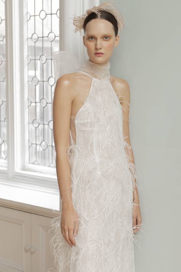 Robe de mariée avec des plumes