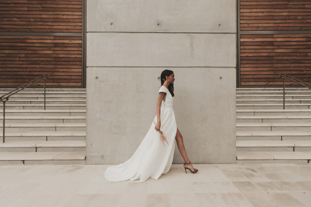 Robe de mariée fendue avec une traine