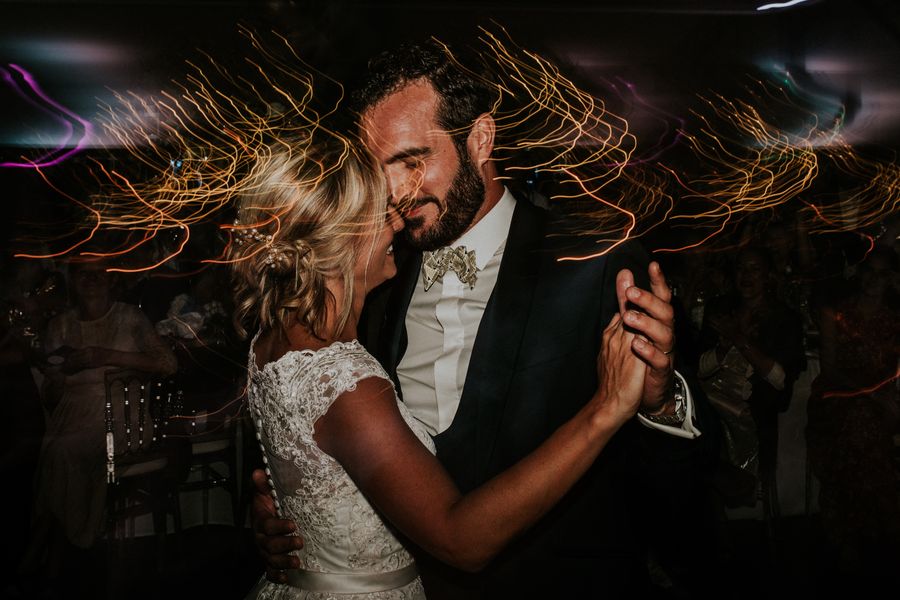 Couple pendant la soirée de mariage