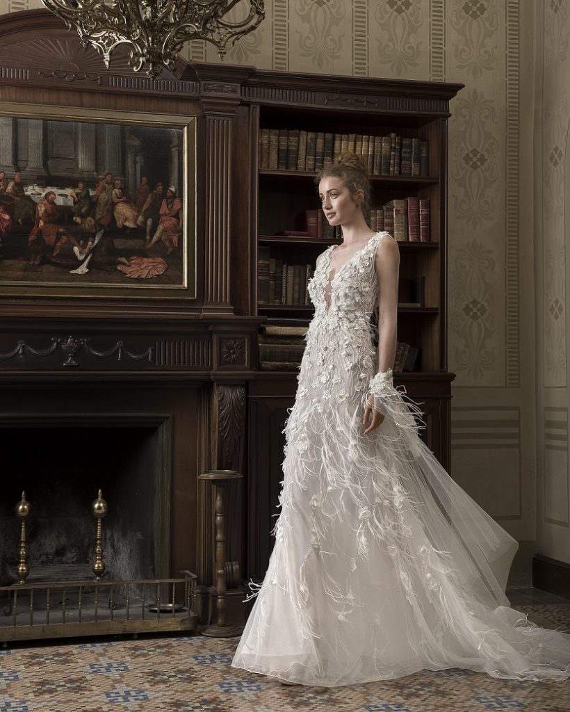 Robe de mariée avec des plumes