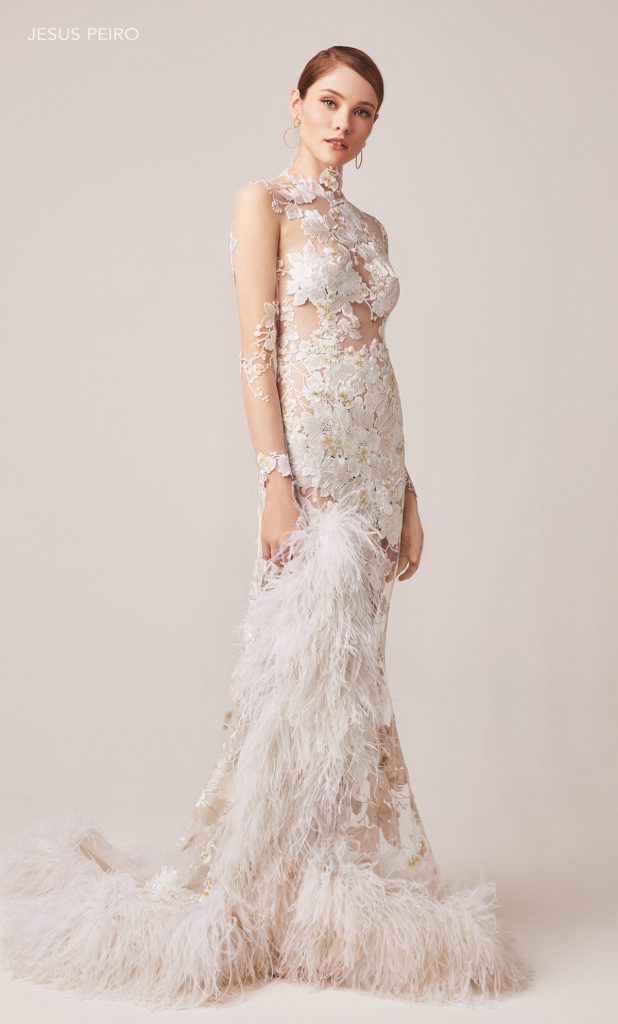 Robe de mariée avec des plumes