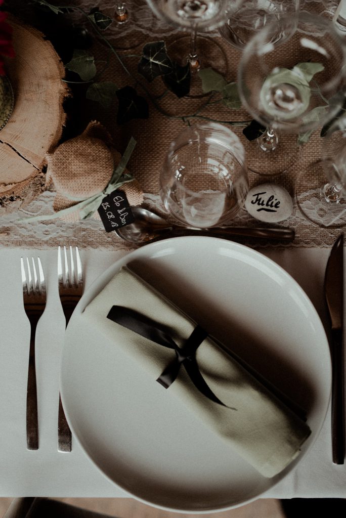 La décoration de table lors de la réception de mariage