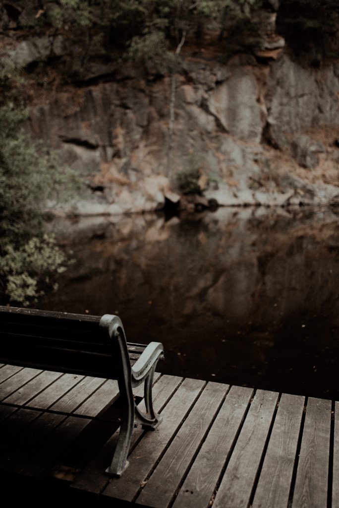 Un banc sur un ponton au bord de l'eau