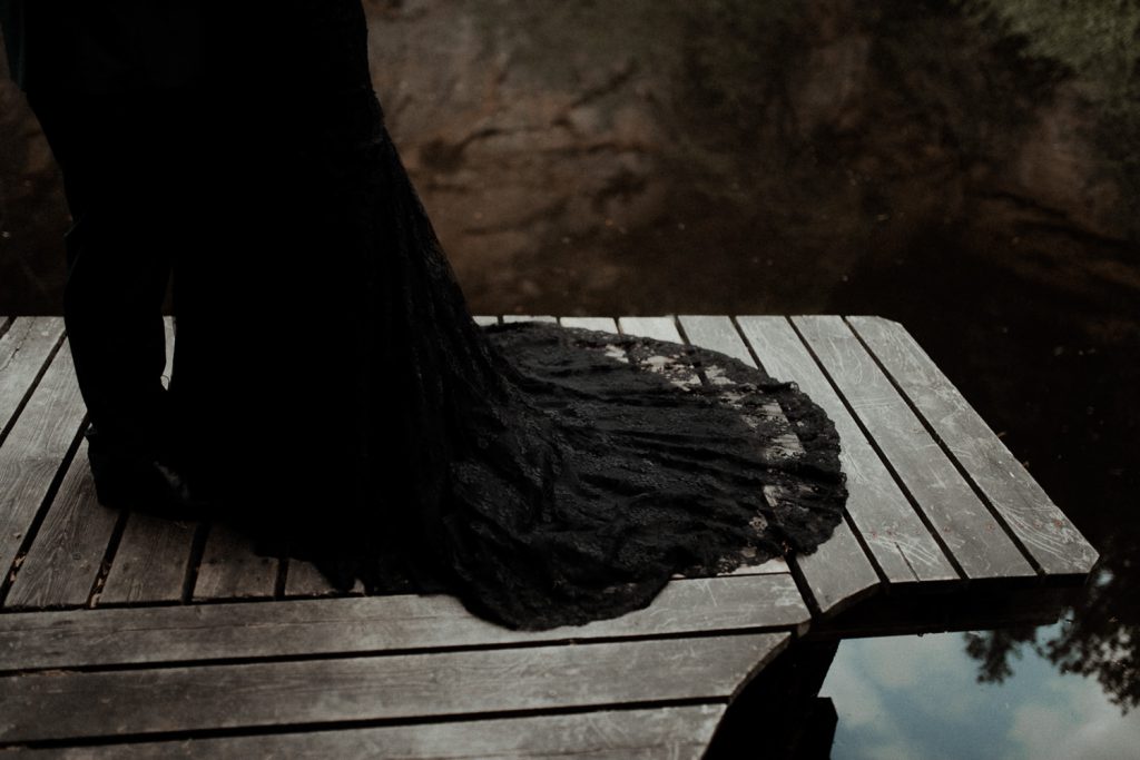 Traine de la robe de mariée noire