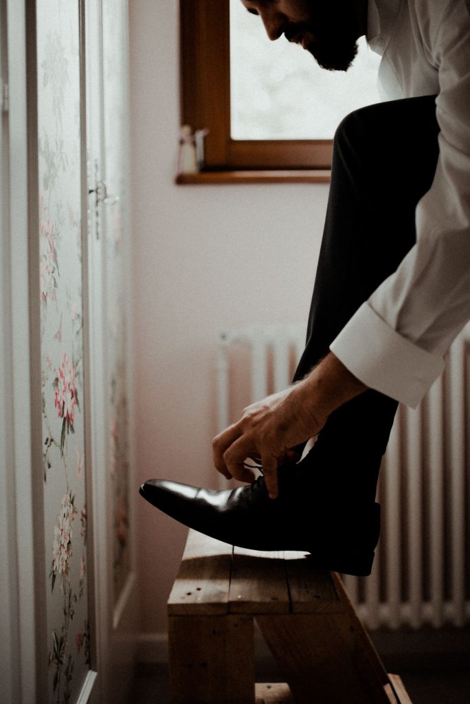Le marié enfile ses chaussures