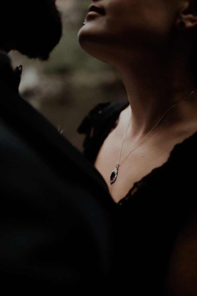 Collier de la mariée en robe noire