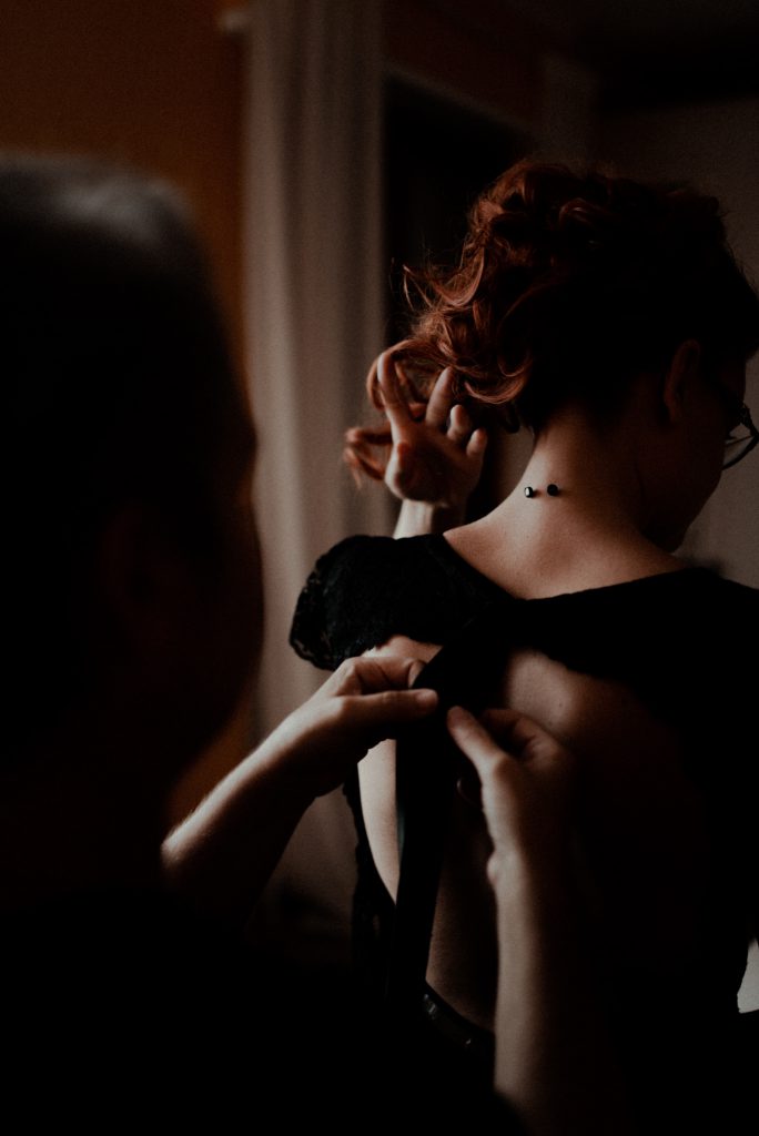 La mariée enfile sa robe noire