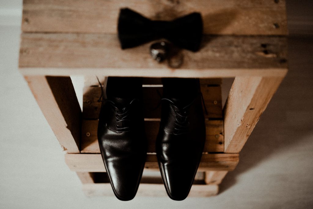 Chaussures et noeud papillon du marié