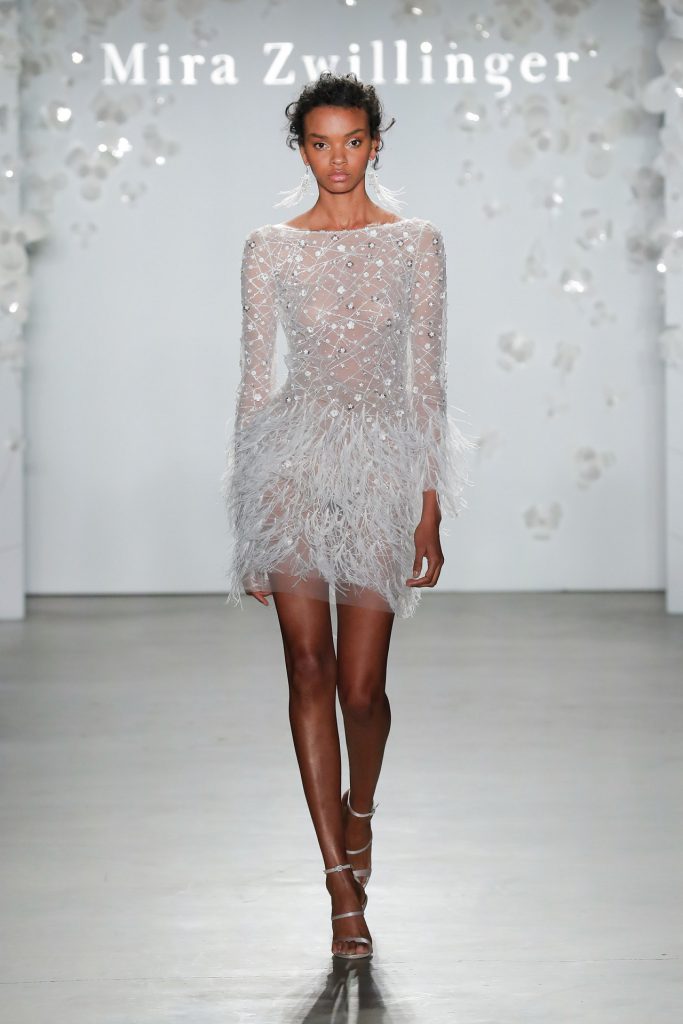 Robe de mariée courte avec des plumes
