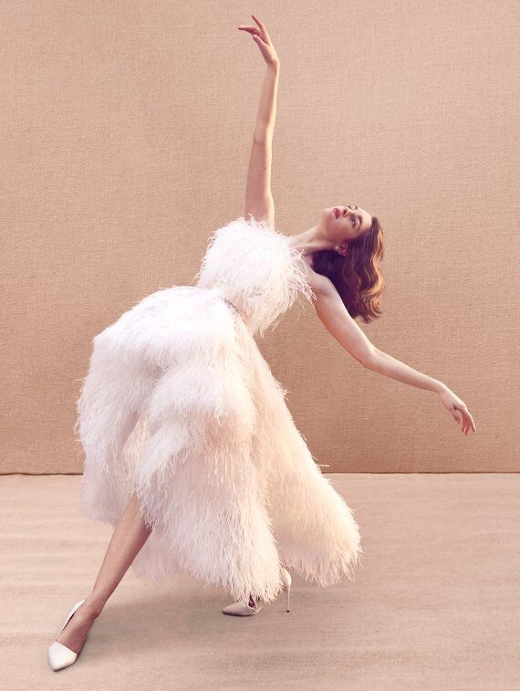 Robe de mariée avec des plumes