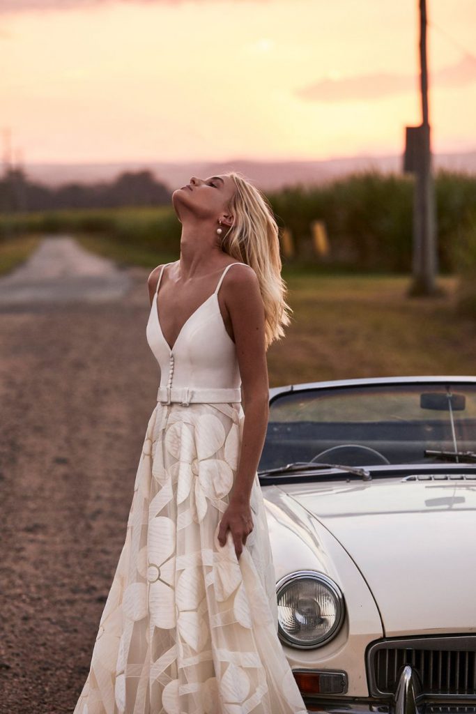 Robe de mariée moderne avec ceinture
