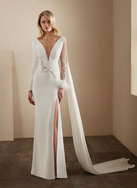 Robe de mariée fendue avec des plumes