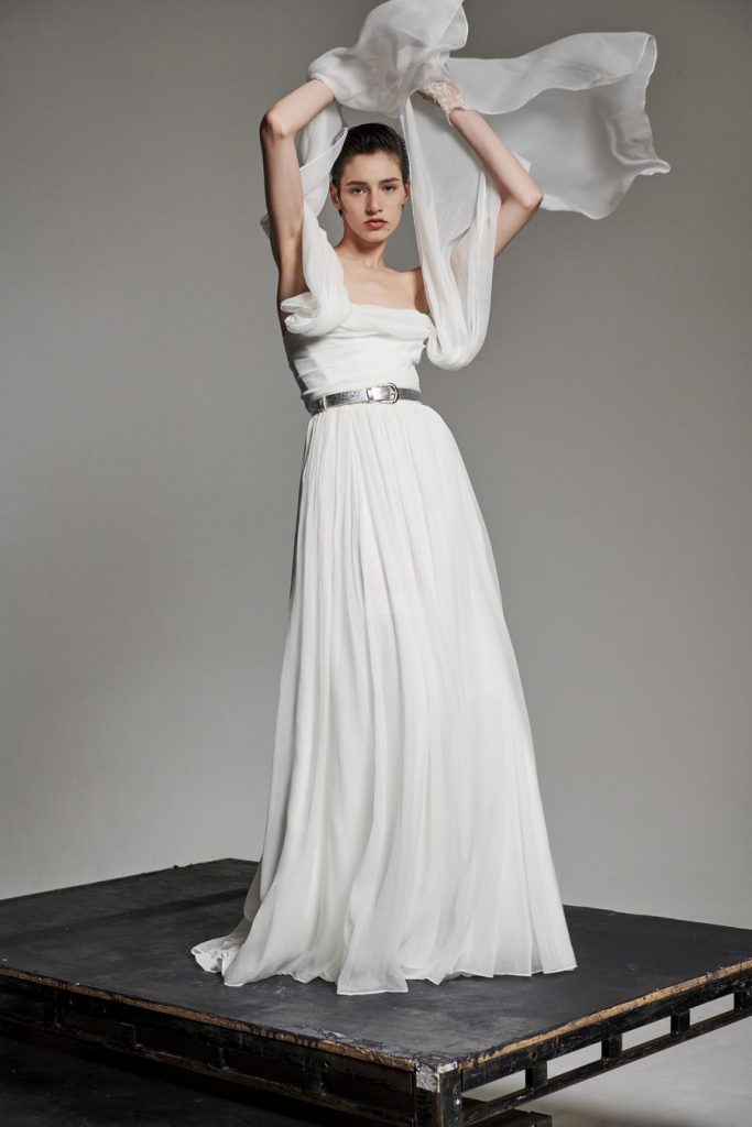Robe de mariée avec ceinture argent