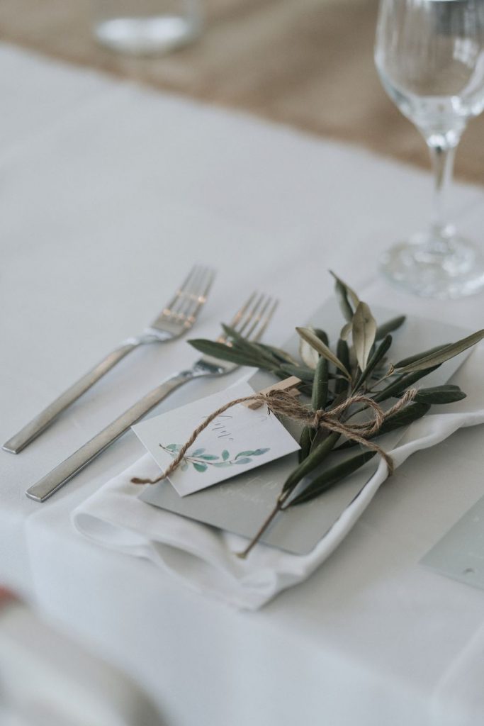Décoration de la table lors de la réception de mariage