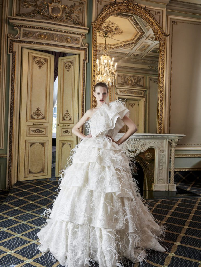 Robe de mariée princesse et asymétrique avec des plumes