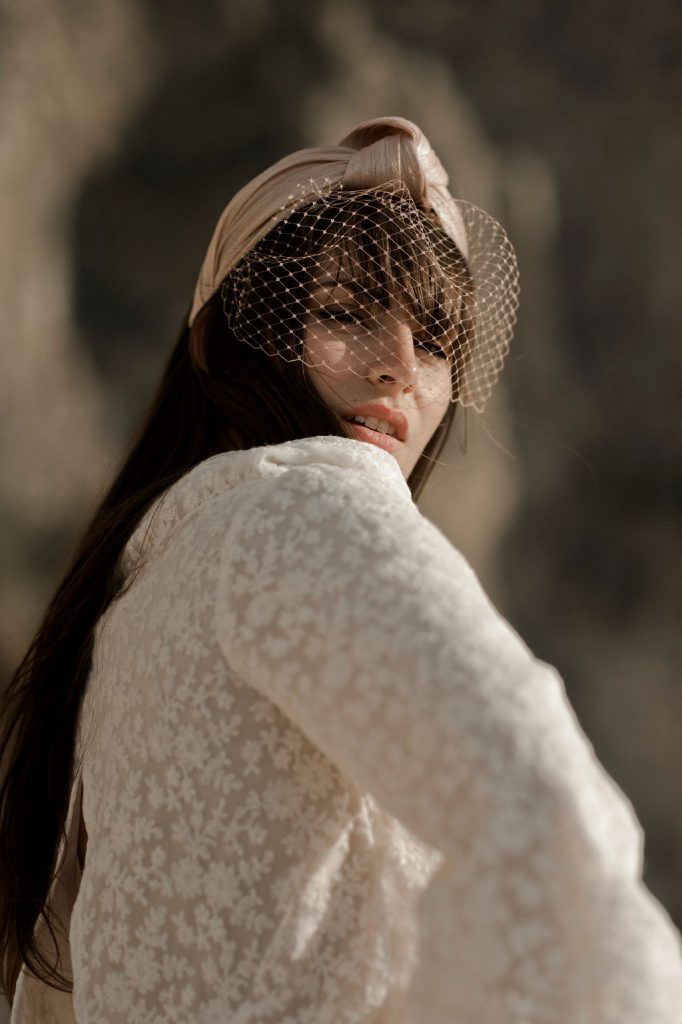 Robe de mariée avec pull pour se marier à la plage
