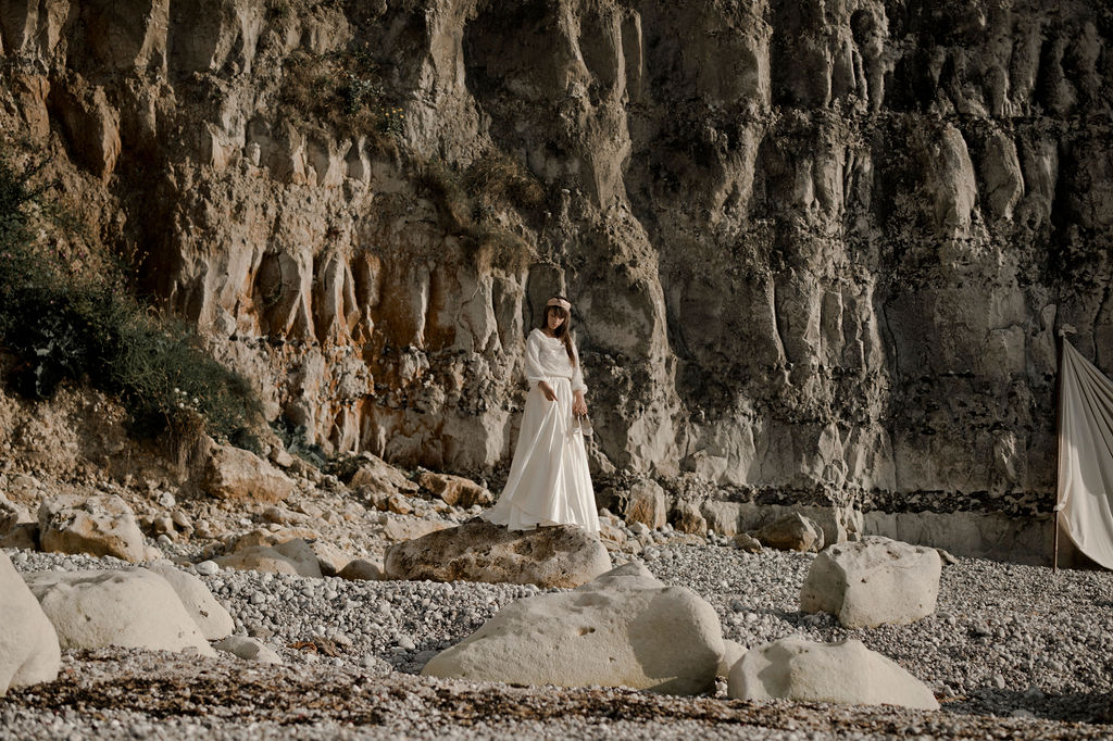 Robe de mariée avec pull pour se marier à la plage