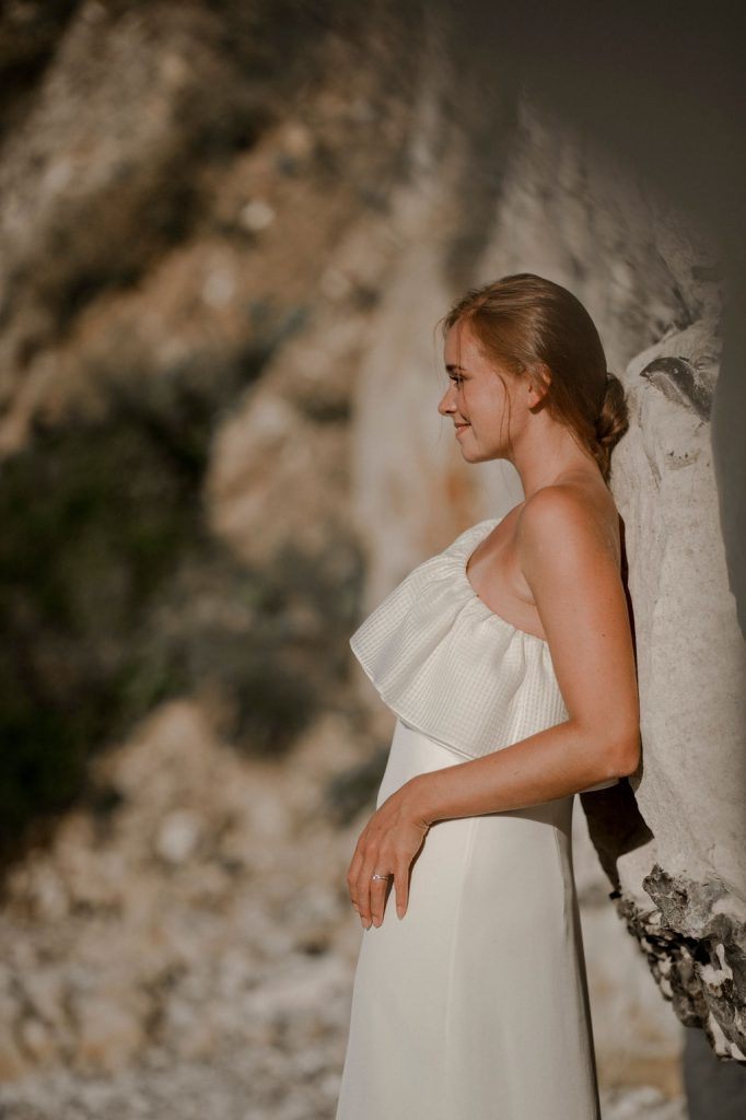 Robe de mariée asymétrique pour se marier à la plage