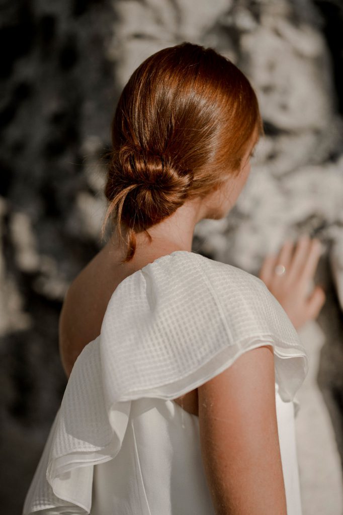 Robe de mariée asymétrique pour se marier à la plage