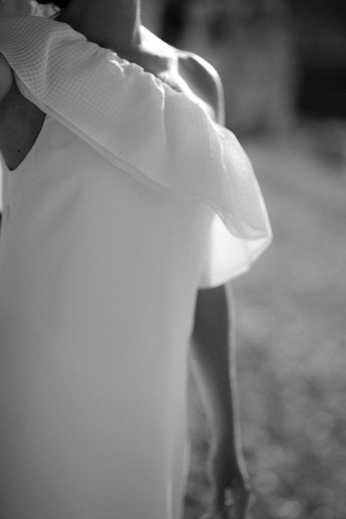 Robe de mariée asymétrique pour se marier à la plage