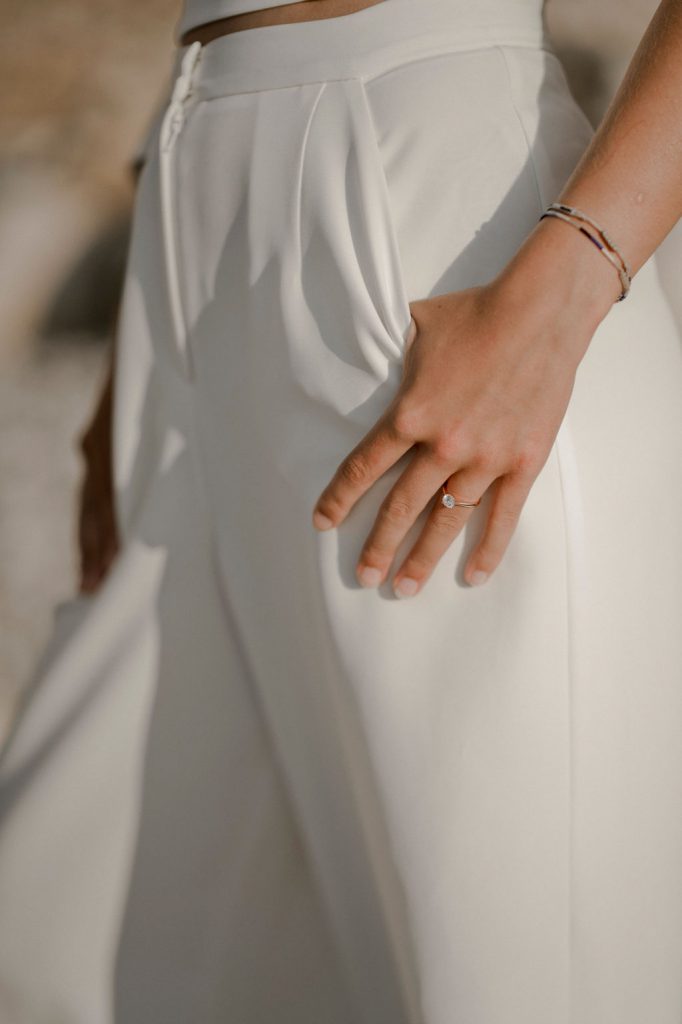 Main dans la poche du pantalon de la mariée