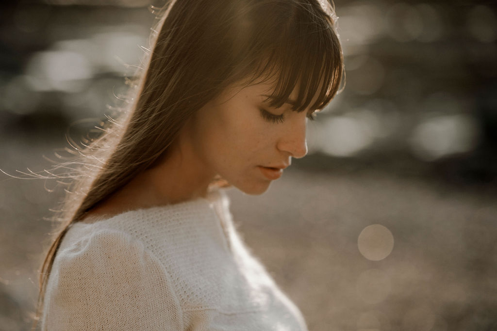 Ensemble de mariée avec pull pour se marier à la mer