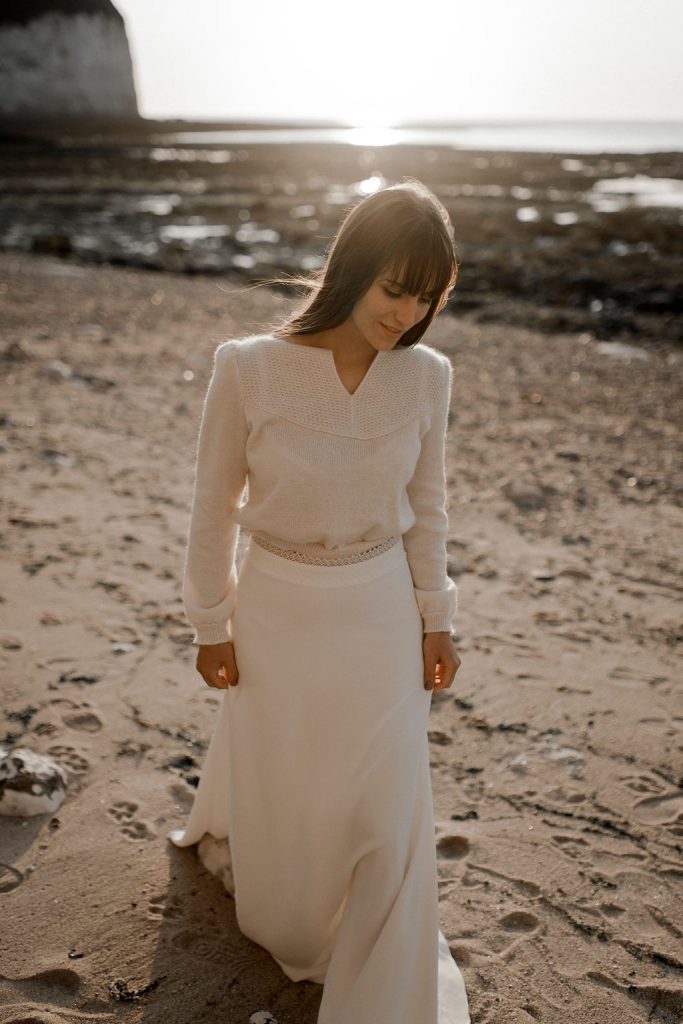 Ensemble de mariée avec pull pour se marier à la mer