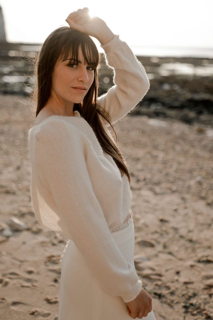 Ensemble de mariée avec pull pour se marier à la mer