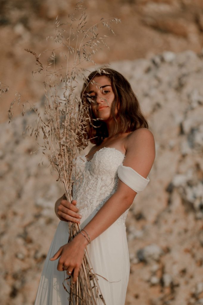 Fleurs séchées dans les mains de la mariée