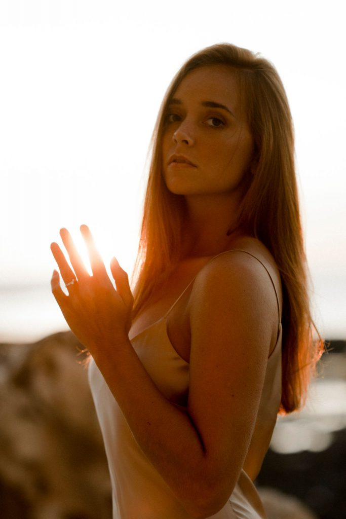 Mariée dans le couché de soleil lors de son mariage à la mer