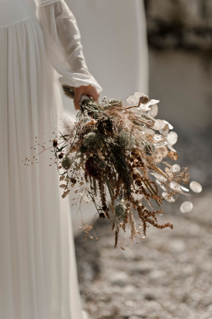 Fleurs en bouquet de mariée pour un mariage sur la plage