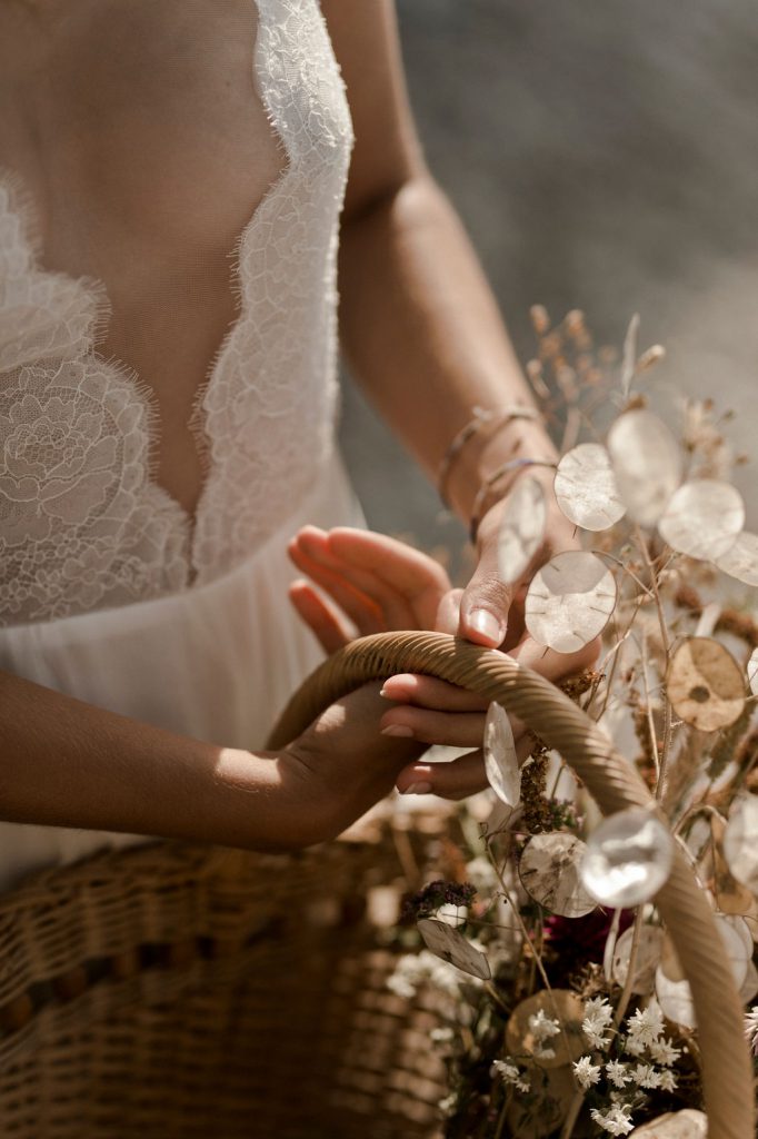 Panier de fleurs pour un mariage estival à la plage
