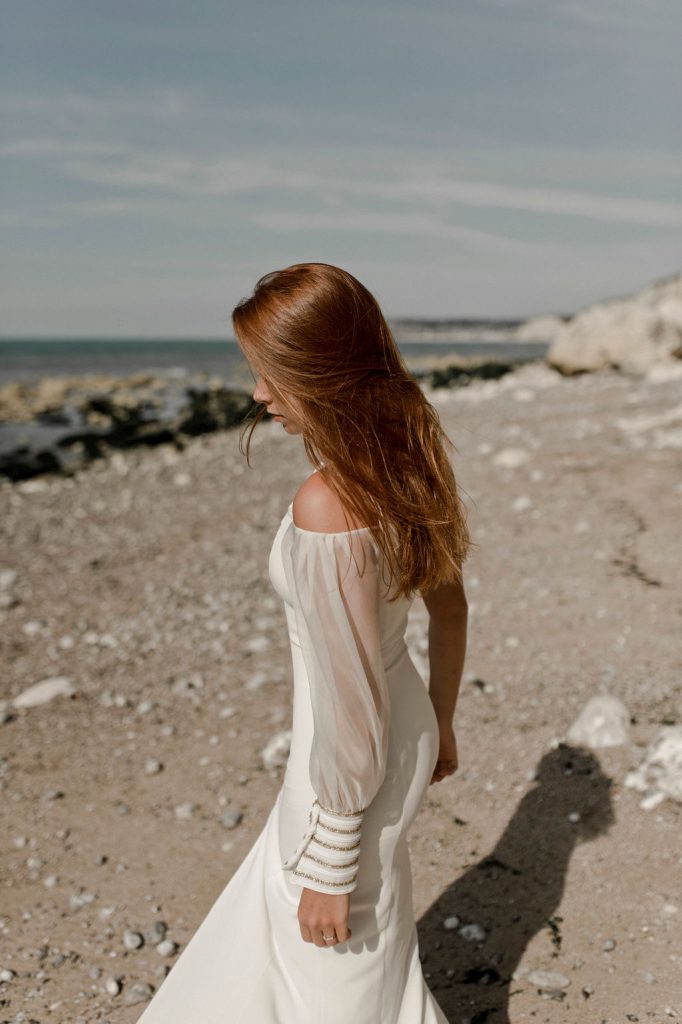 Robe de mariée asymétrique pour un mariage à la mer