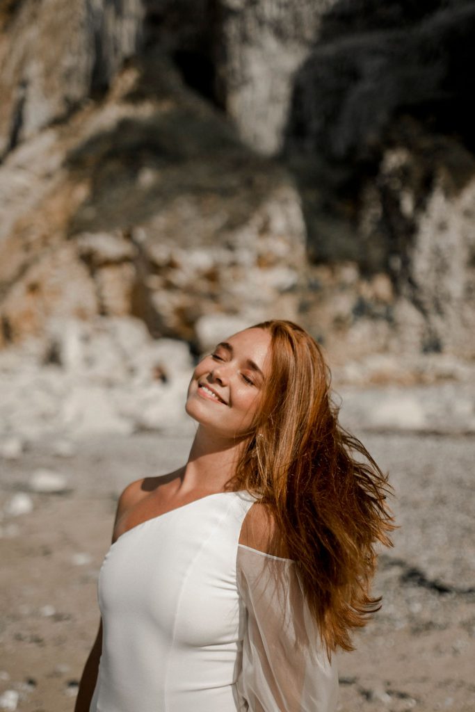Robe de mariée asymétrique pour un mariage à la mer