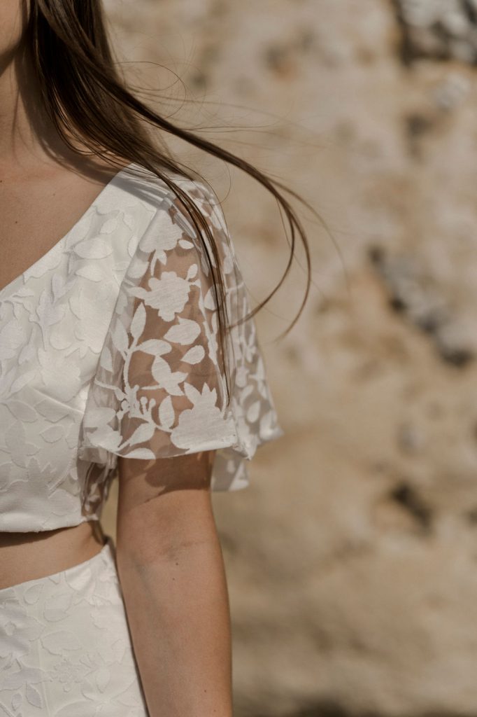 Robe de mariée deux pièces pour un mariage à la mer