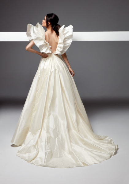 Robe de mariée avec des volants sur les épaules