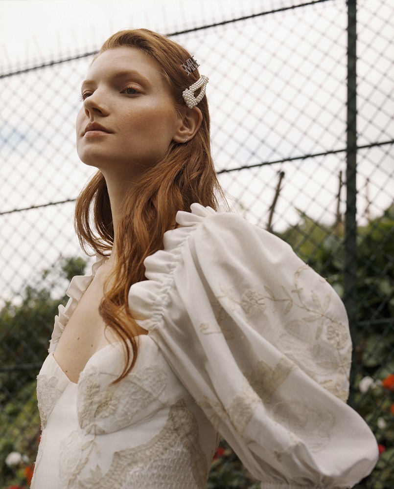 Robe de mariée avec épaules volumineuses
